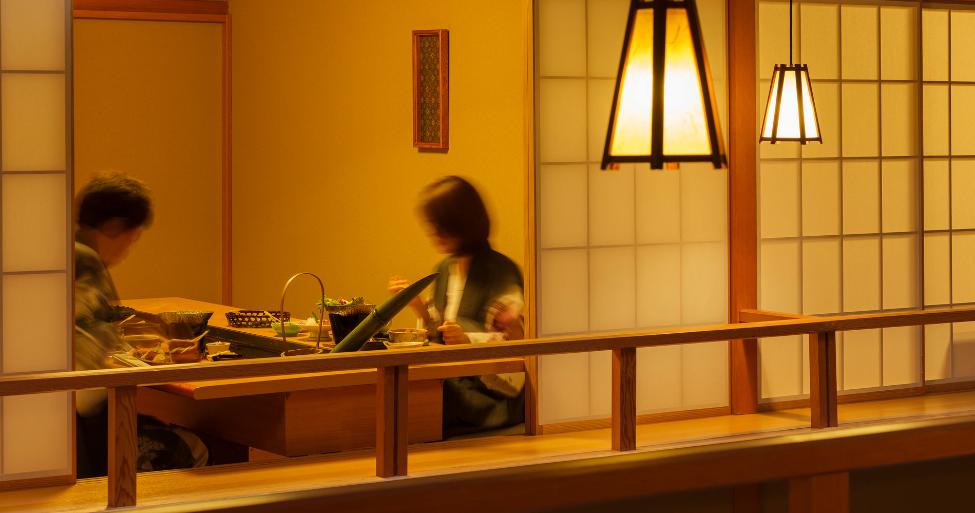 吟松 — 障子と行灯が灯る個室食事処、少人数で過ごす夜の静けさ