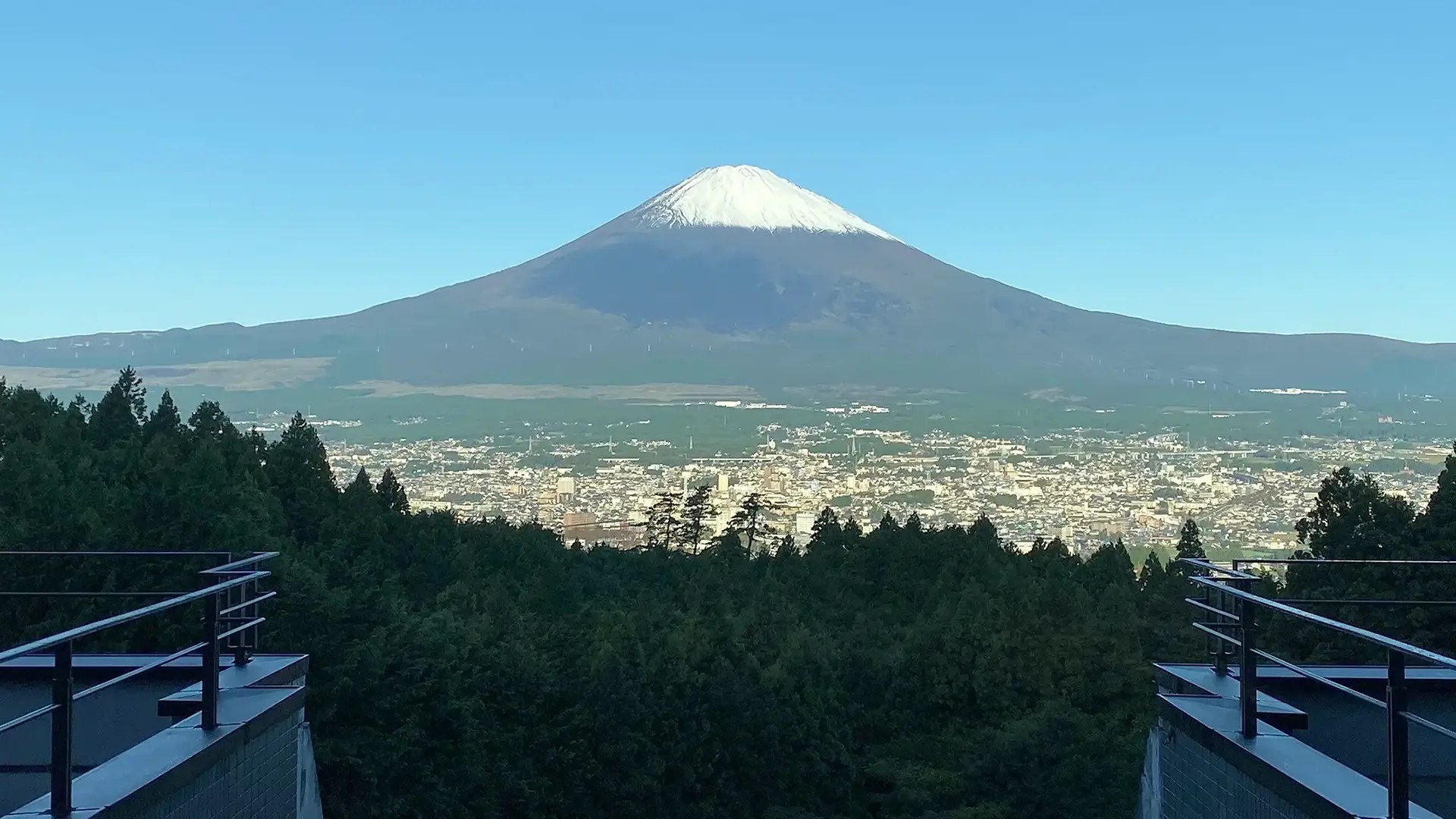レンブラントプレミアム富士御殿場 — 標高550mの高台に建つ中世風建築のラグジュアリーホテル