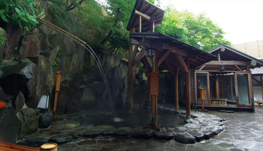 箱根 花紋 — 箱根・湯本 · 自家源泉10種の湯船を持つ料理旅館
