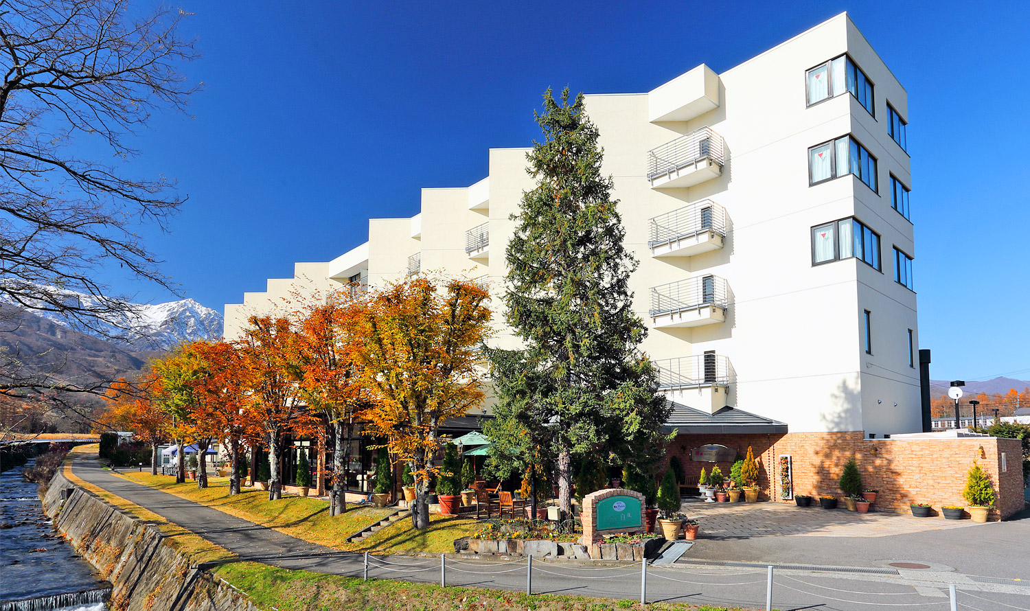 ホテル白馬 — 白馬村大新田 · 大凪川沿いの69室の中規模リゾート