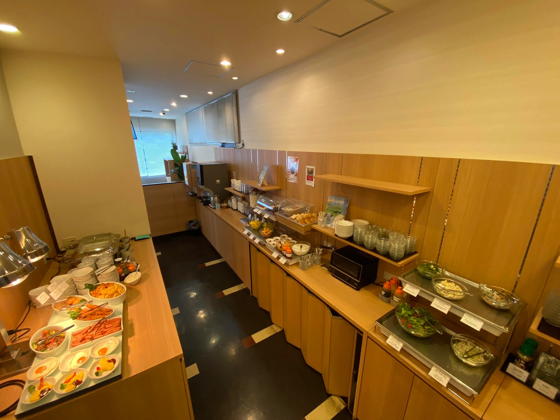 天然温泉 萩の湯 ドーミーイン仙台駅前 — 仙台市青葉区 · 一階の朝食バイキング会場
