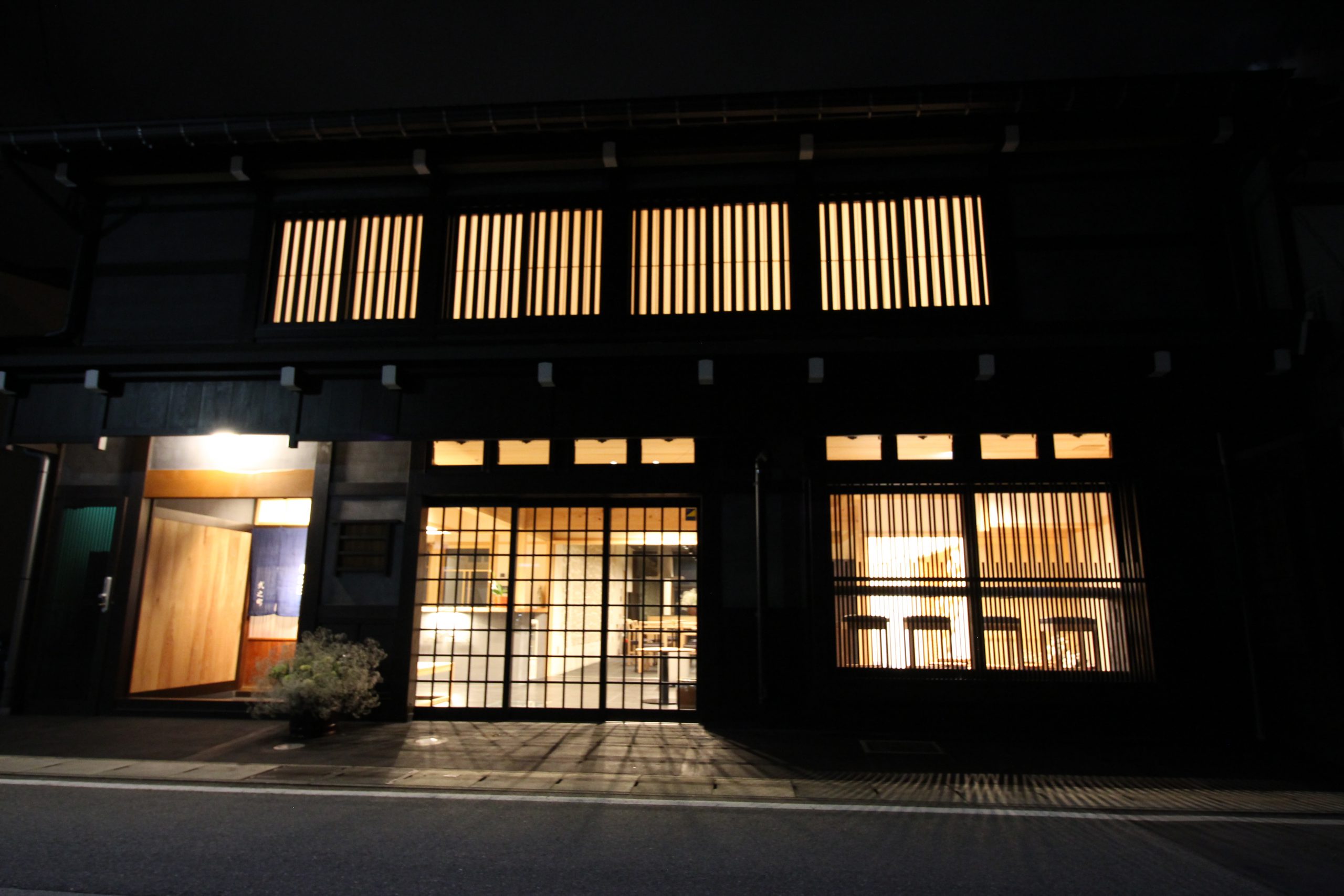 SATOYAMA STAY NINO-MACHI — 飛騨古川・弐之町 · 飛騨様式を取り入れた新築木造の分散型町家ホテル