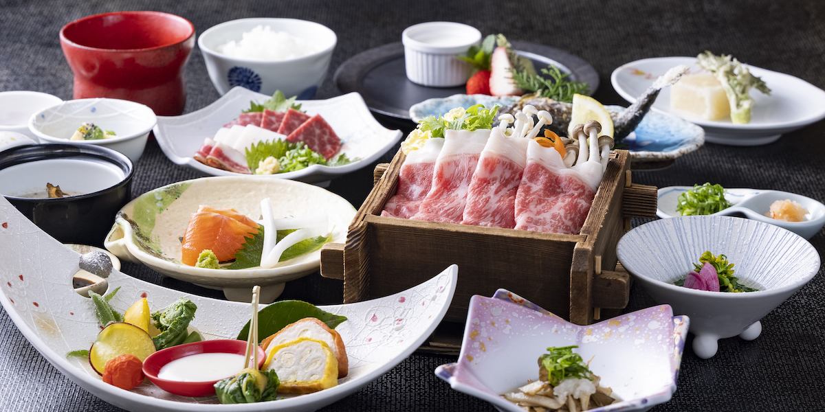 御客屋の夕食 — あか牛と馬刺し、地野菜中心の郷土会席を個室で