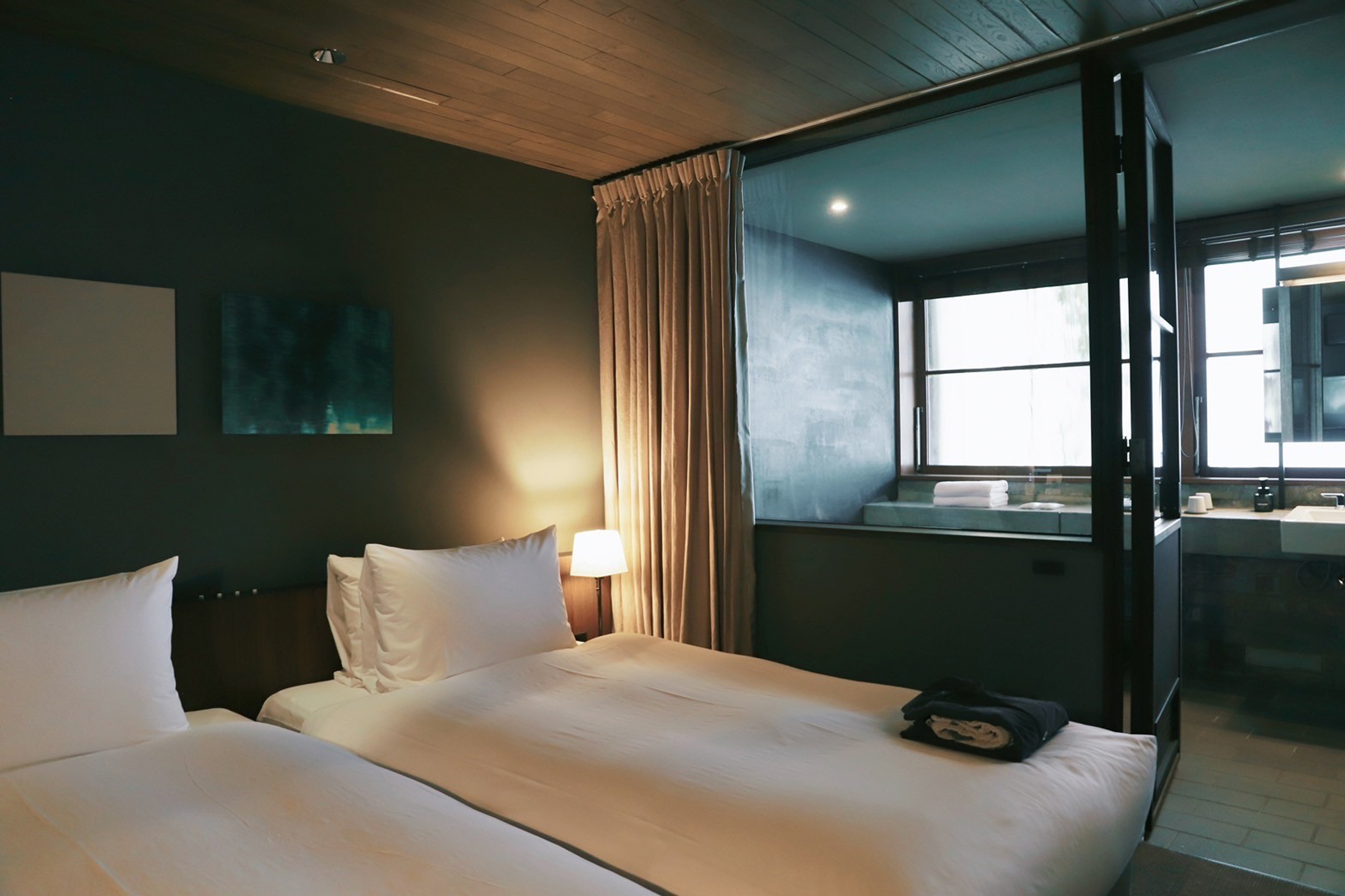 HOTEL CYCLE — 広島・尾道 · 海運倉庫を改装した複合施設ONOMICHI U2内、客室にバイクハンガーを備えるサイクリスト向けホテル
