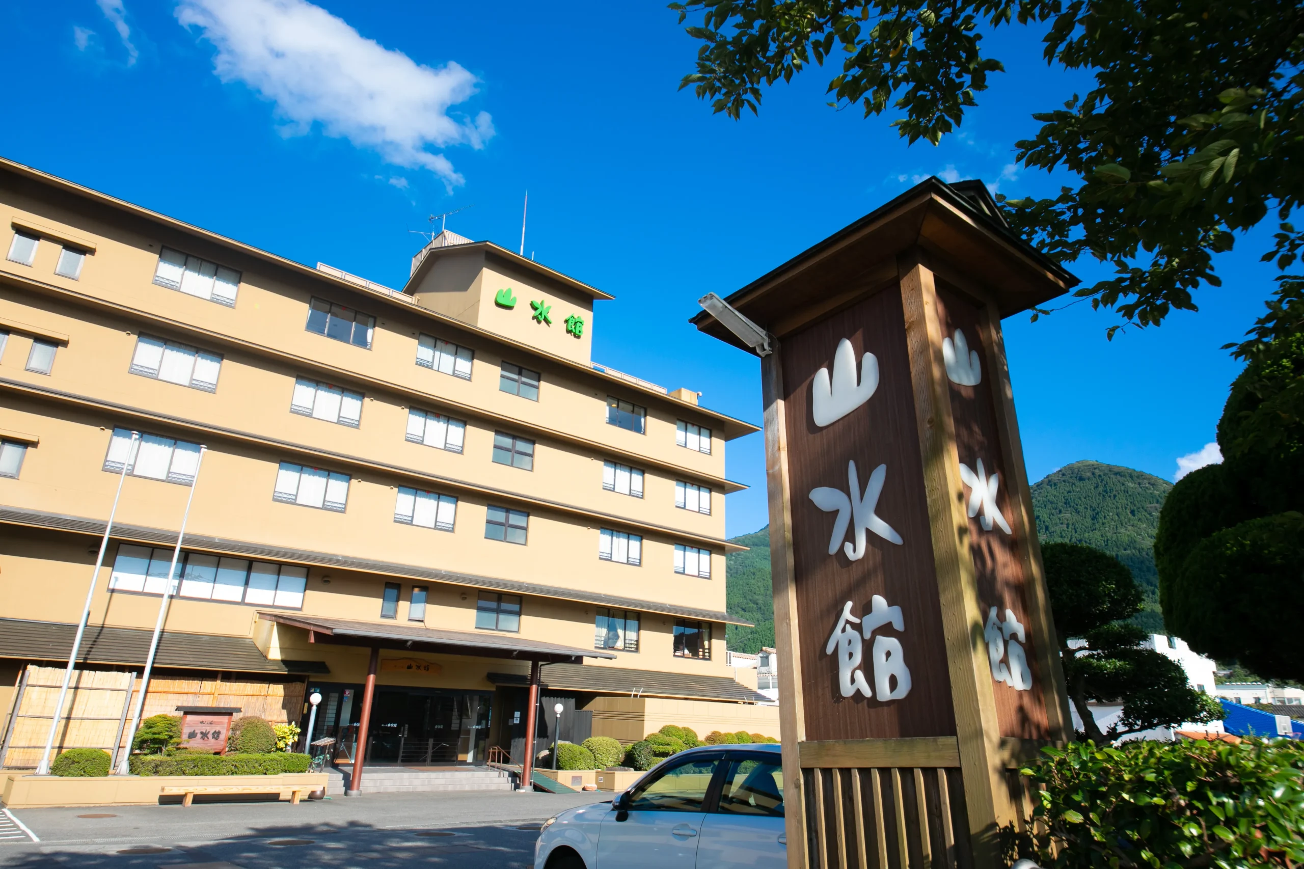 ゆふいん山水館 — 大分・由布院 · 由布岳を望む老舗温泉旅館の外観