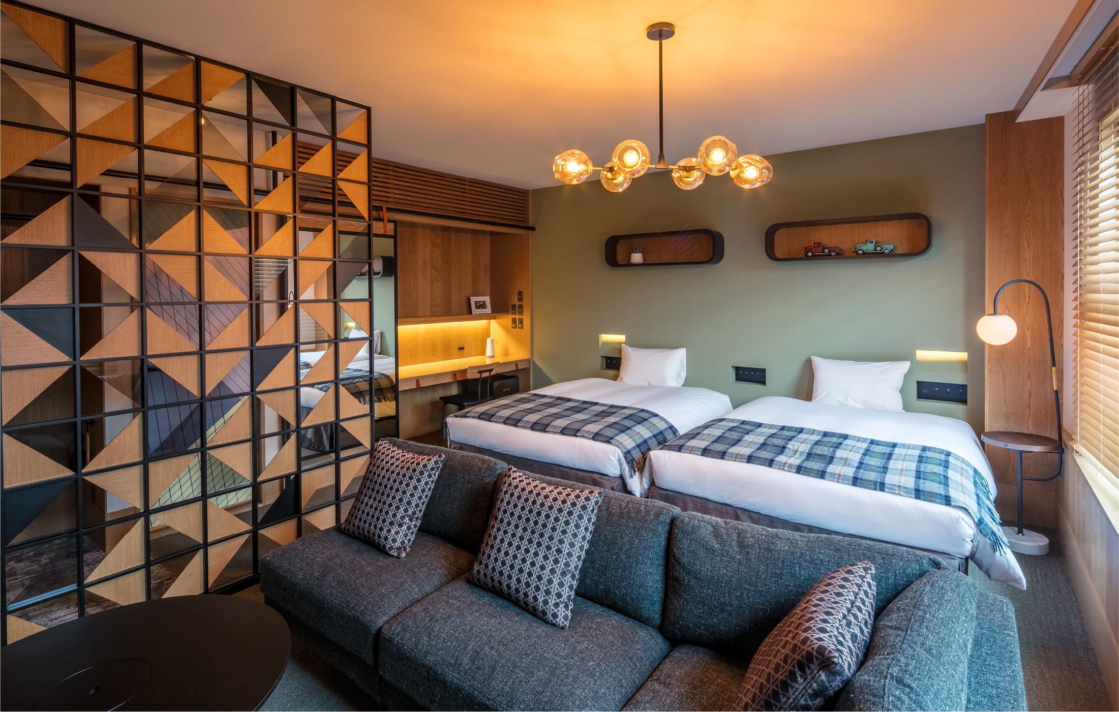 TWIN-LINE HOTEL KARUIZAWA JAPAN — 軽井沢駅前 · デザイン照明とソファのあるツインルーム