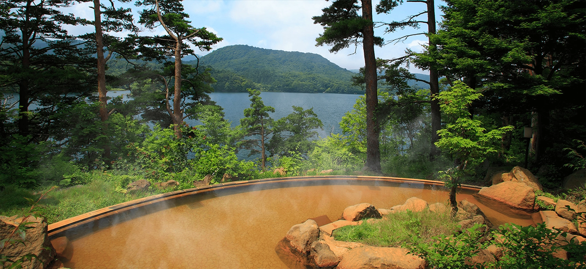 裏磐梯レイクリゾート 五色の森 — 北塩原村・桧原湖畔 · 湖と磐梯山を望む高原露天風呂と五色沼徒歩圏のリゾート