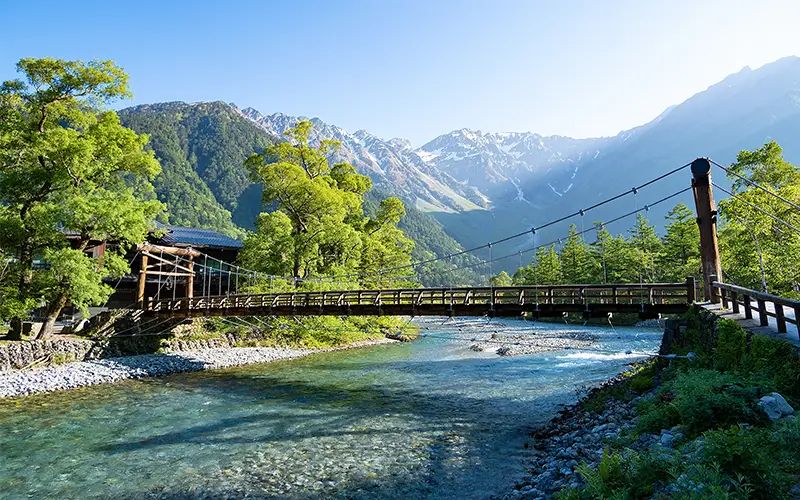 上高地 河童橋と穂高連峰 — 早朝の梓川