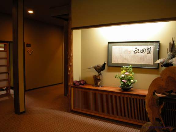 水明館佳留萱山荘 — 漆喰壁と木造のロビー、奥飛騨の山岳旅館の内装