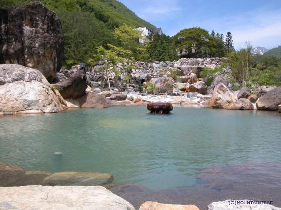 水明館佳留萱山荘 — 岐阜県高山市奥飛騨温泉郷 · 約250畳の男女混浴大露天風呂と蒲田川流域の山岳景観