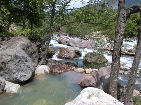 水明館佳留萱山荘 — 蒲田川の渓流と露天風呂、奥飛騨の自然景観