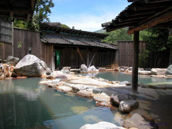 水明館佳留萱山荘 — 木造の浴舎と岩を組んだ露天風呂、奥飛騨の山岳建築