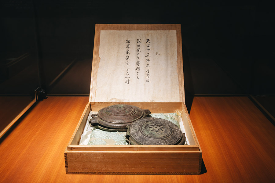 西山温泉 慶雲館 — 武田家から寄贈の天文十五年(1546年)銅鏡と古文書 · 1300年の歴史を物語る館内展示