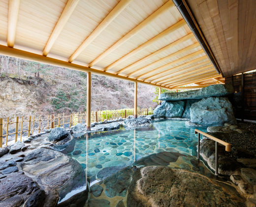 西山温泉 慶雲館 — 早川渓谷に張り出した露天風呂「望渓の湯」 · 52℃の自家源泉を全浴場に加水・加温なしで掛け流す