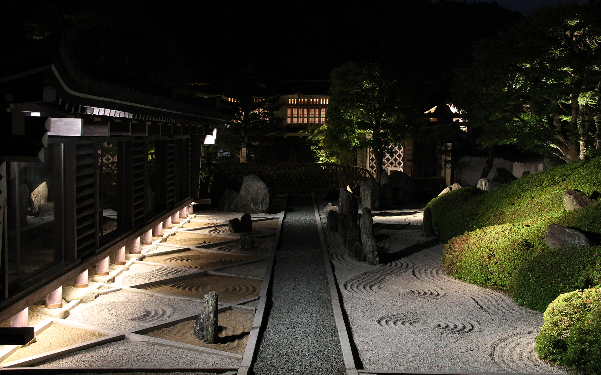 高野山温泉 福智院 — 和歌山・高野山 · 重森三玲作庭の枯山水庭園を夜間ライトアップで望む宿坊の景