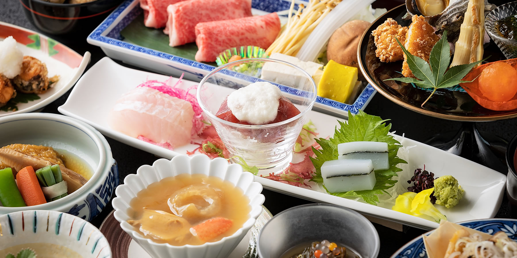 大沢温泉 山水閣 — 夕食会席 · 前沢牛・三陸鮮魚・地のものを使った皿の集合
