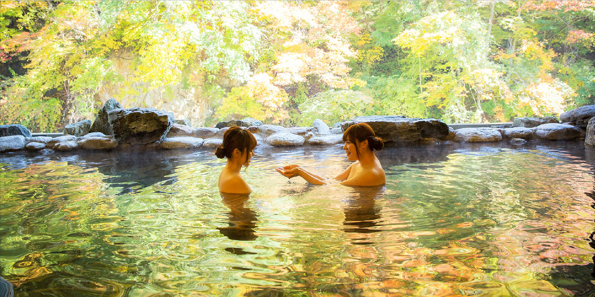 大沢温泉 大沢の湯 — 豊沢川岸の混浴露天風呂、紅葉のシーズン