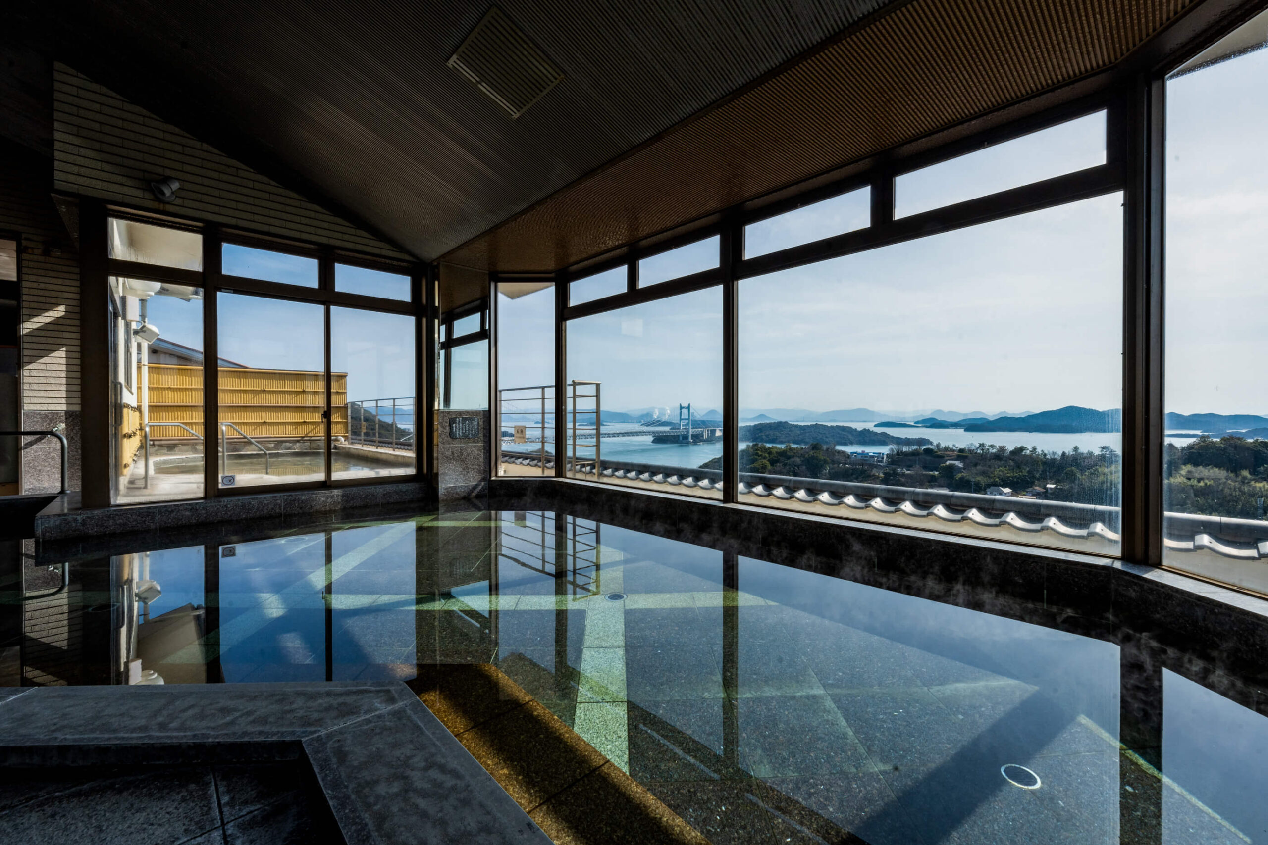 WASHU BLUE RESORT 風籠 — 岡山・倉敷下津井 · 多島と瀬戸大橋を望む天空露天