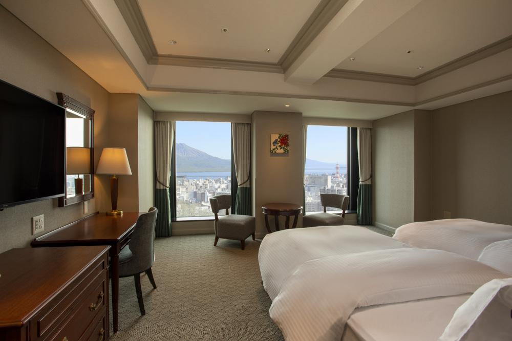 SHIROYAMA HOTEL kagoshima — 鹿児島・城山 · 客室の窓から望む桜島と錦江湾