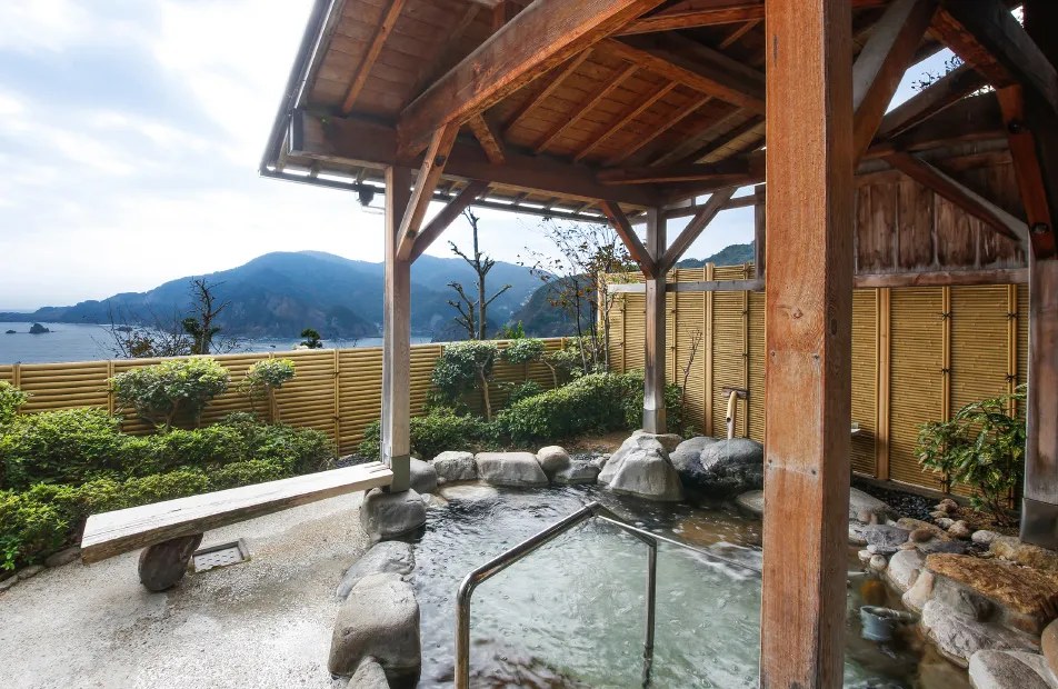 奥伊根温泉 油屋本館 — 伊根町津母 · 日本海を望む直掘り天然温泉と旬魚の宿