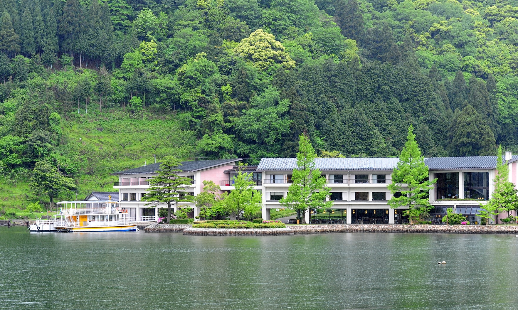 きらら温泉 水月花 — 福井県若狭町三方五湖 · 水月湖畔に立つ温泉ホテルの外観