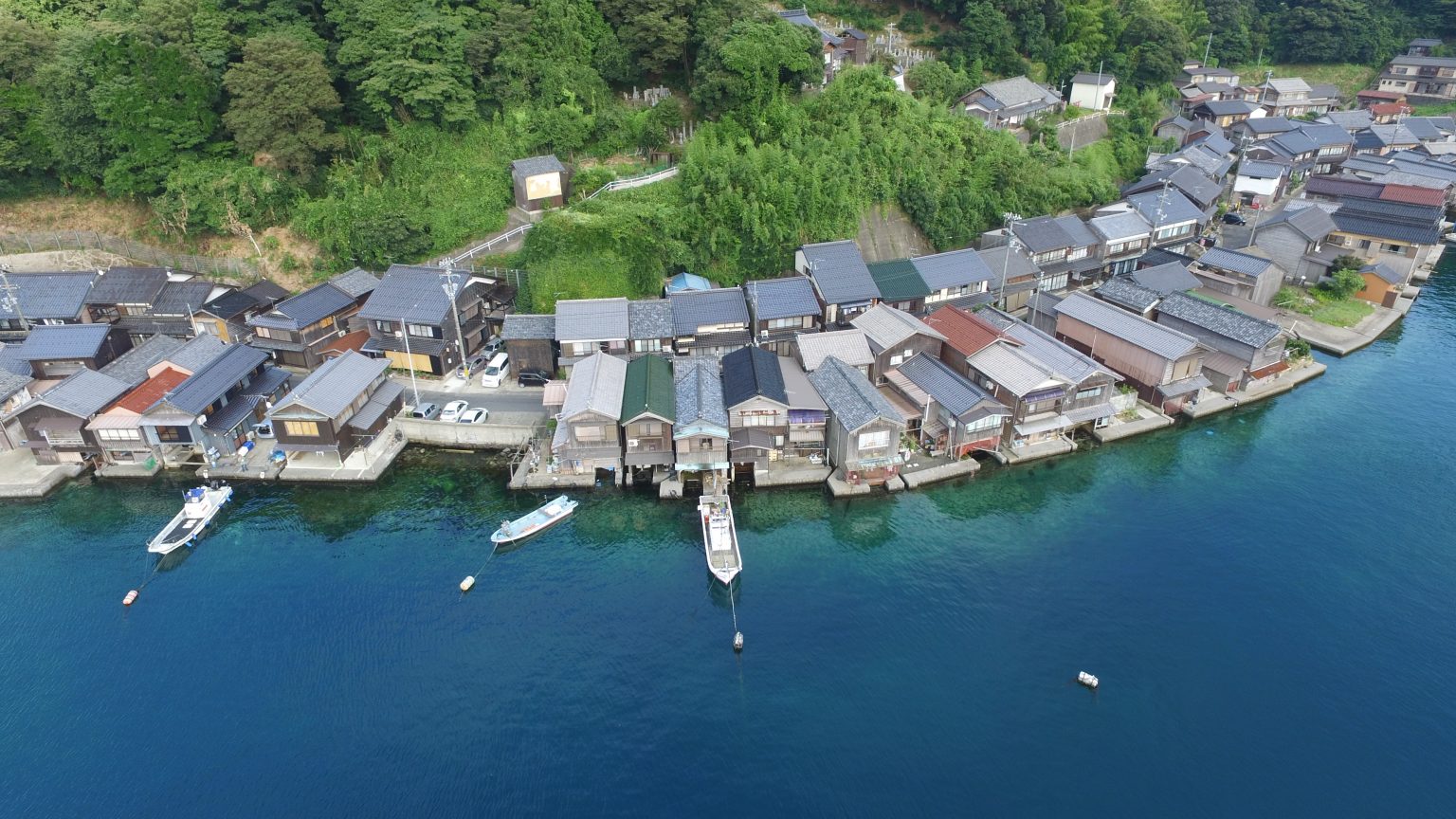 伊根海宿 舟音 — 伊根町平田 · 築75年の舟屋を改装した海面すれすれの一棟宿