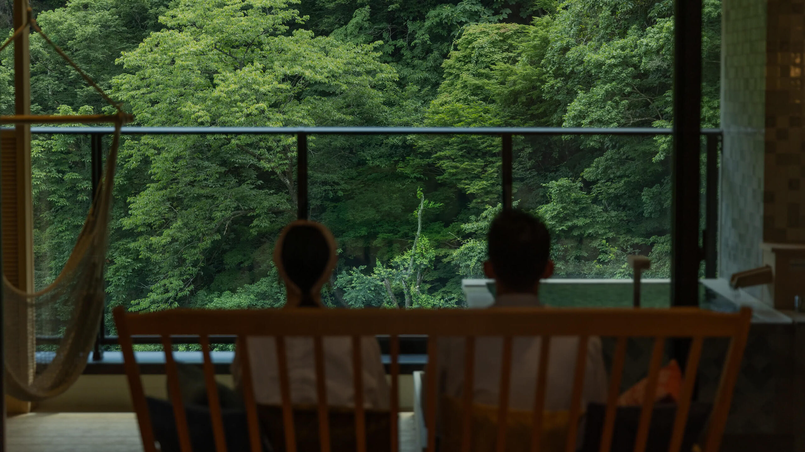ゆづくしSalon一の坊 — 仙台・作並温泉 · 新緑の渓谷を望むくつろぎSalonと館内ラウンジ