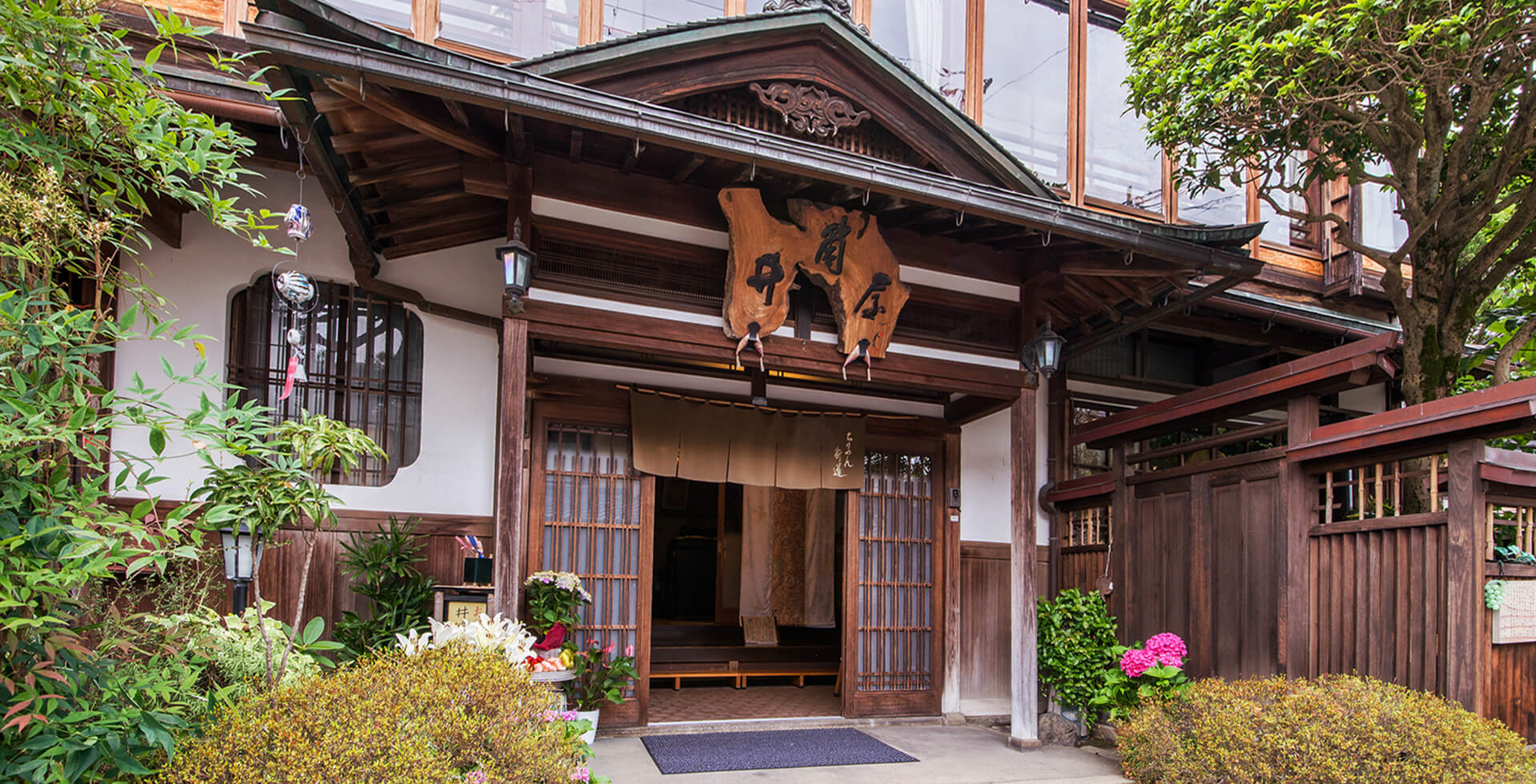 ちりめん街道 料理旅館 井筒屋 — 与謝野町加悦 · 重伝建の街道に建つ明治創業の料理旅館