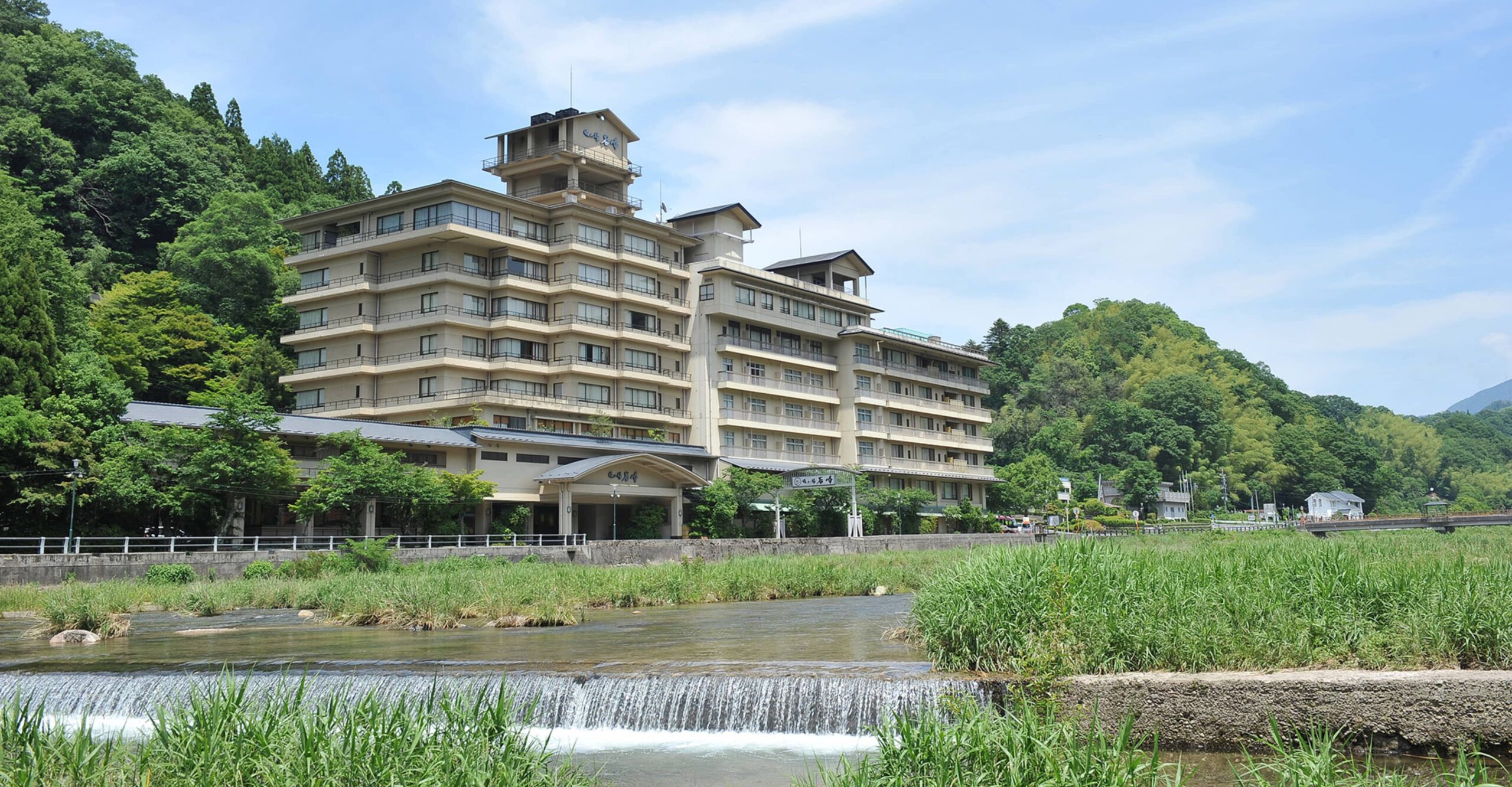 依山楼岩崎 — 鳥取・三朝温泉 · 大正9年(1920年)創業、三朝橋たもとの老舗旅館の外観