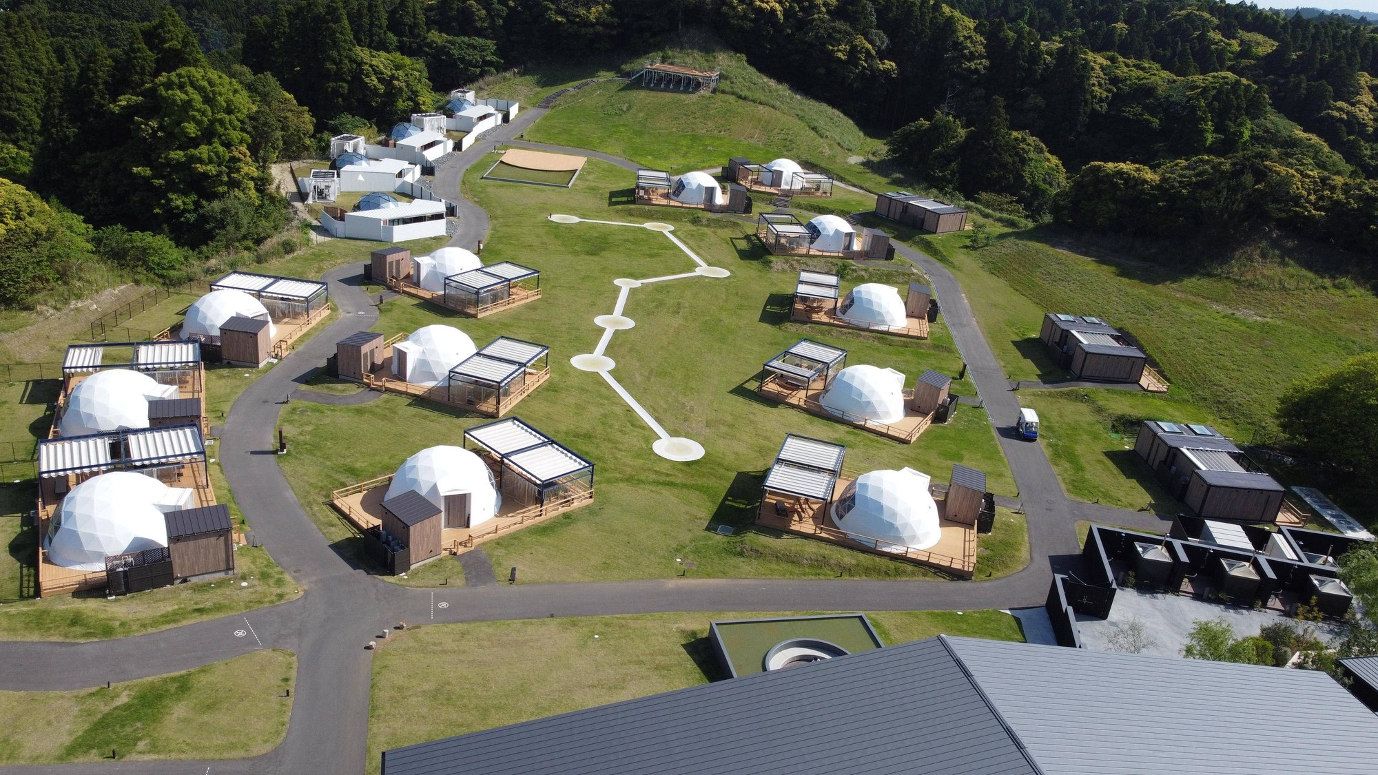 ISUMI Glamping Resort & Spa SOLAS — 千葉・いすみ市釈迦谷 · 北欧オーロラ宿モチーフのガラスドーム、海近の高台で星空観察