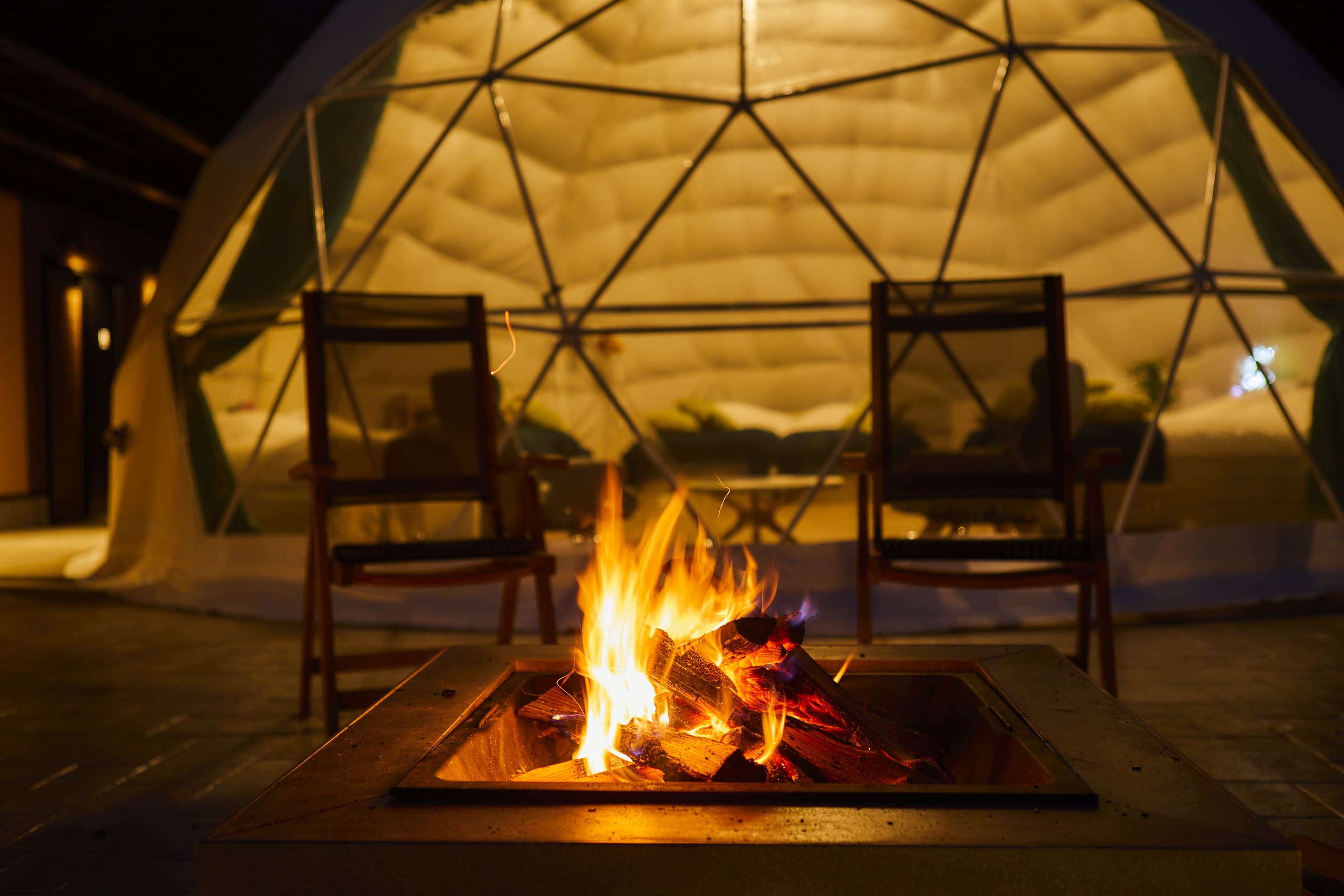VISION GLAMPING Resort&Spa 山中湖 — 山梨・山中湖村 · 全室富士山ビューのドーム型グランピング、各棟に天然温泉露天とサウナを備える