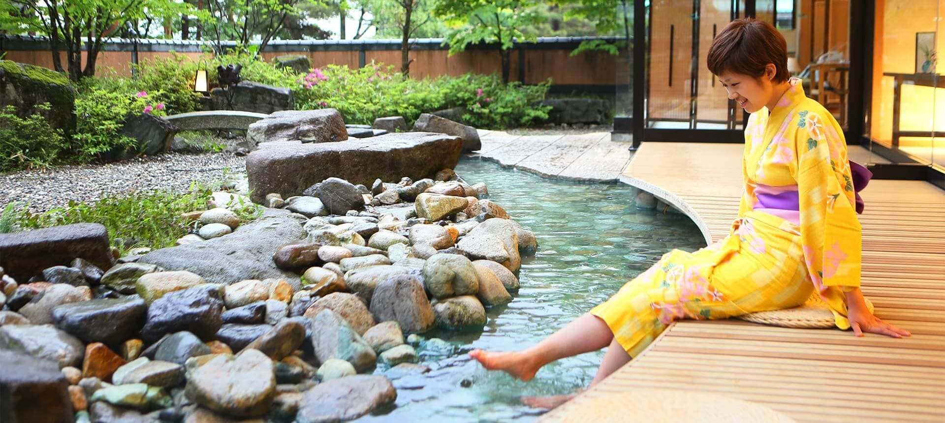 緑翠亭 景水 — 大町市・大町温泉郷 · 庭園の足湯と露天風呂を備えた温泉宿