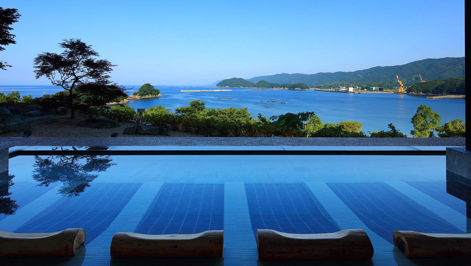 宿毛リゾート椰子の湯 — 高知・宿毛大島 · 宿毛湾を望む四国初の棚田状露天風呂