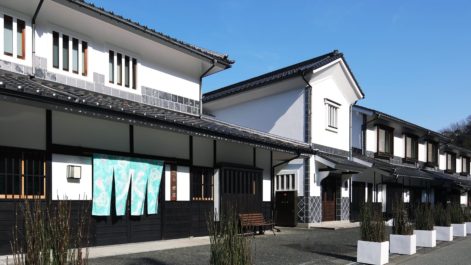 ゆばらの宿 米屋 — 真庭市・湯原温泉 · 白壁となまこ壁が連なる外観の温泉宿