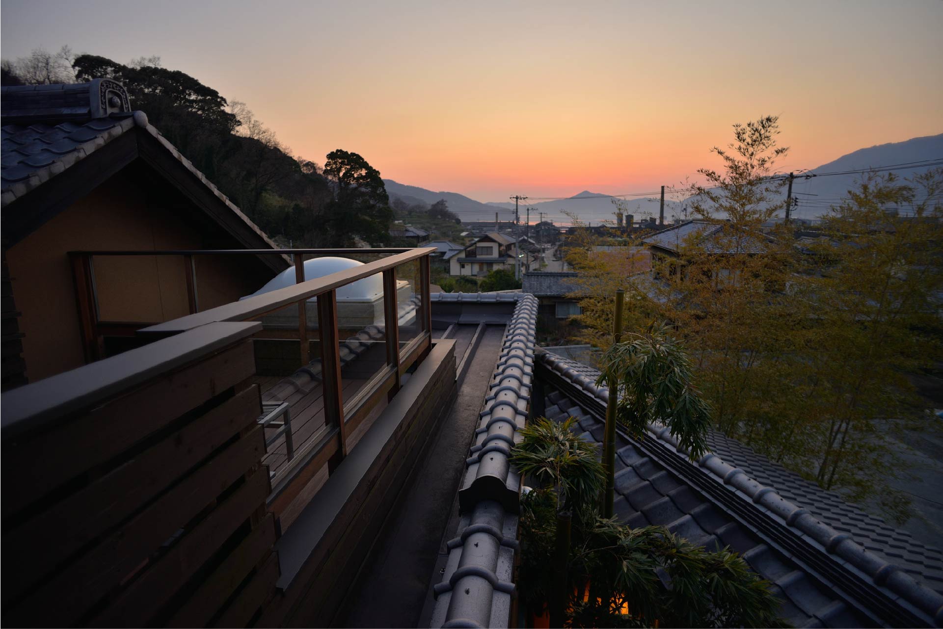 島宿 真里 — 香川・小豆島町苗羽 · 醤の郷の宿のテラスから望む瀬戸内海と夕焼け