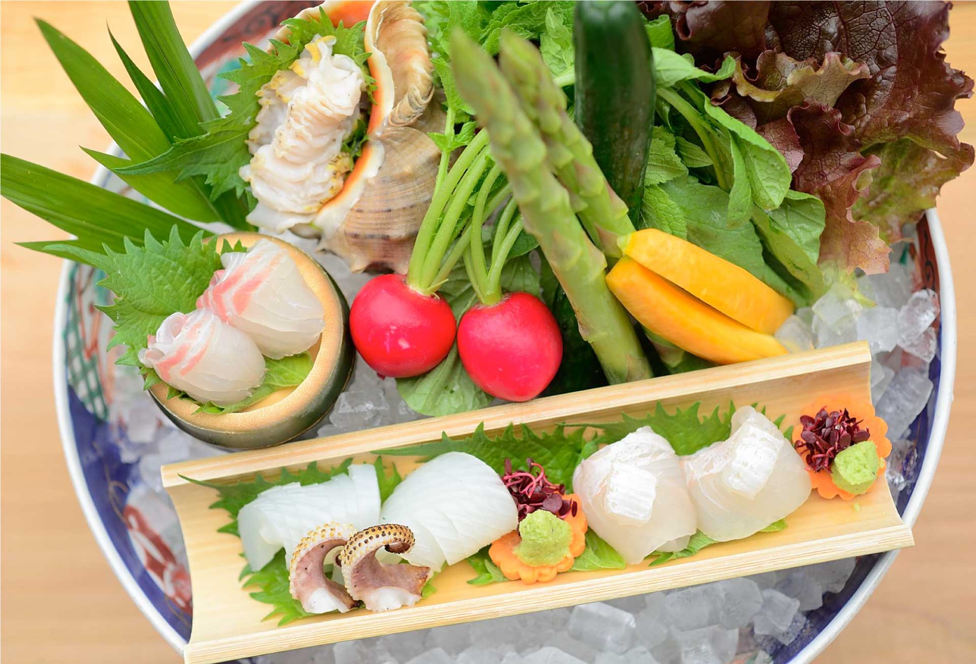 島宿 真里 — 日本料理 mari · 瀬戸内の旬魚と島野菜を盛り合わせた前菜の鉢