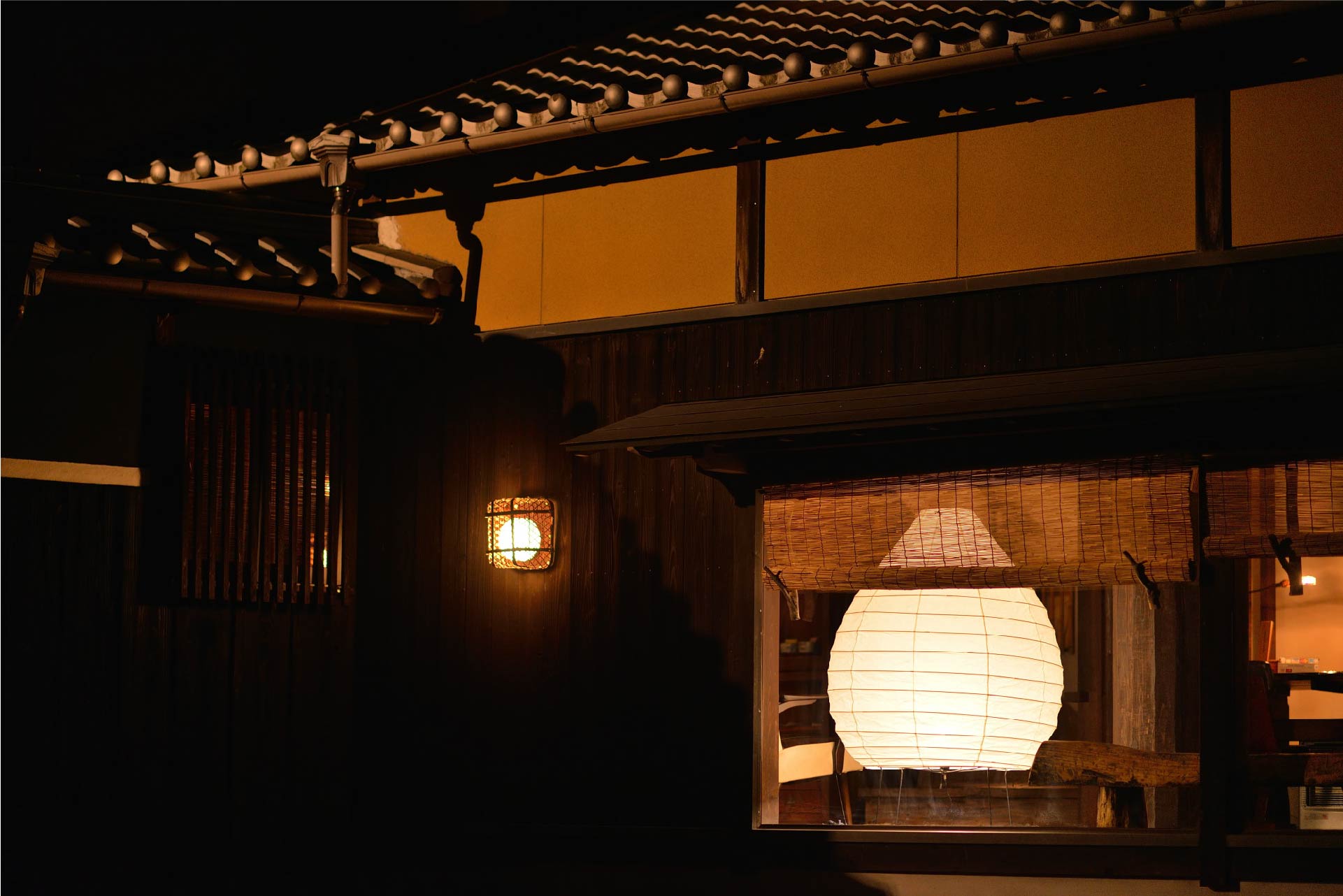 島宿 真里 — 夜の佇まい · 軒先に灯る丸提灯と瓦屋根