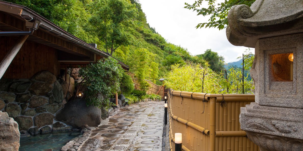 湯めぐりの宿 松の家 花泉 — 真庭市・湯原温泉 · 石組みと灯籠を配した露天風呂