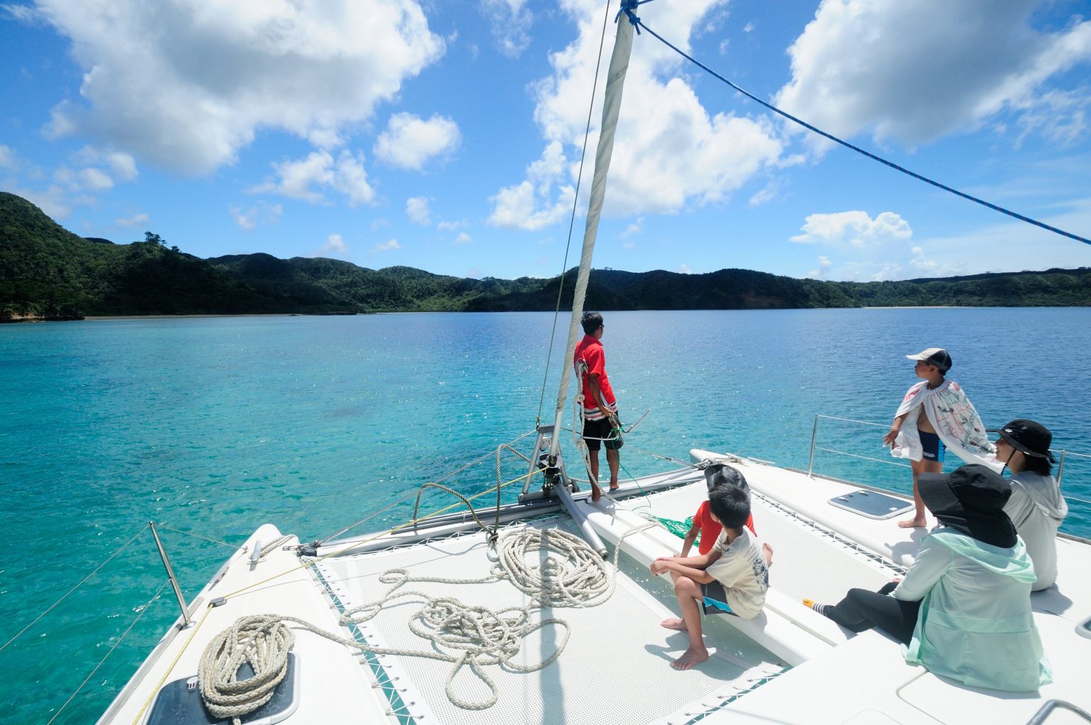 ニライナリゾート — 西表島・上原 · オーナーの帆船で巡るエメラルドの内海と原生林の島影