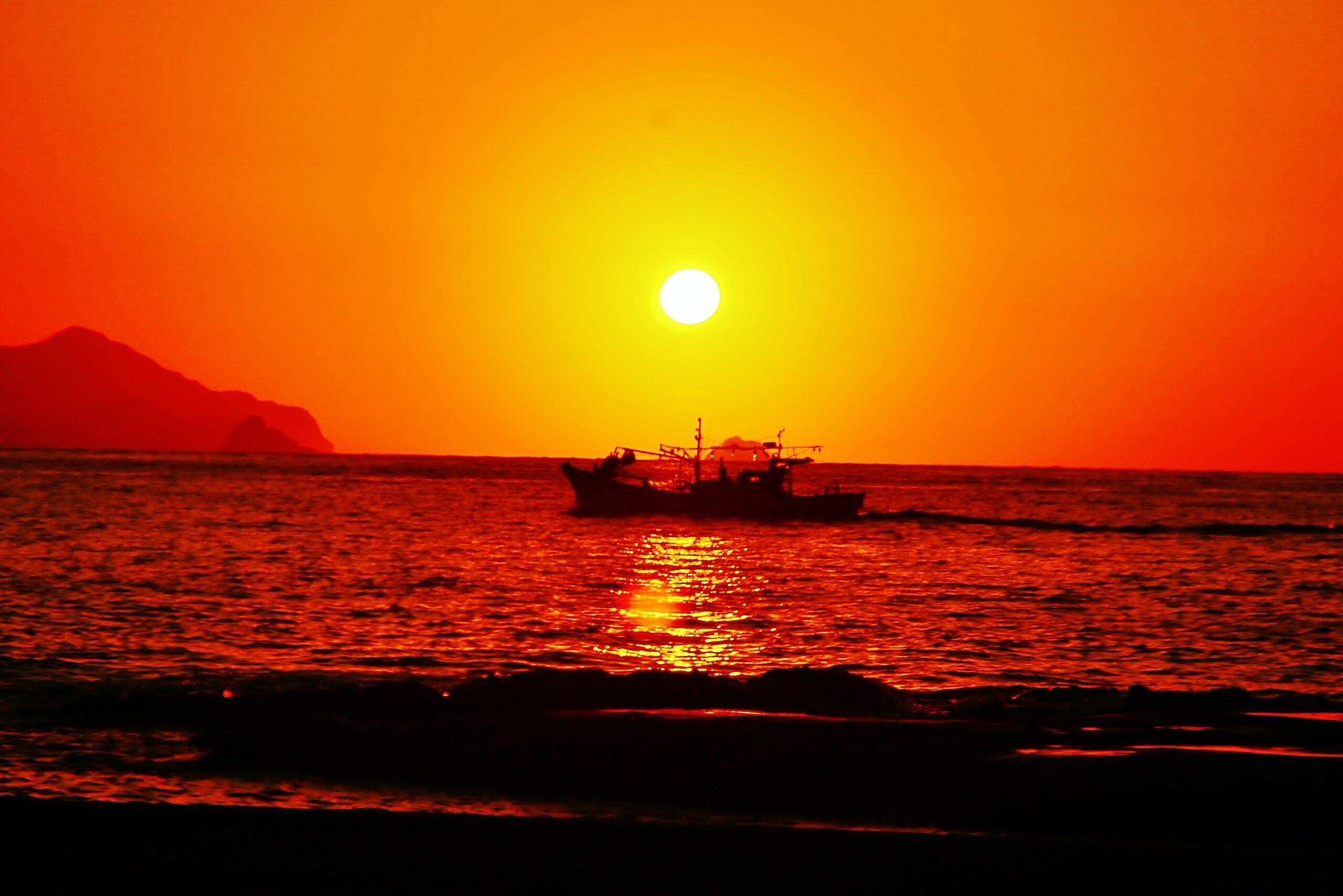 あいらんどパークホテル — 隠岐の島町・都万 · 都万湾に沈む夕日と漁船