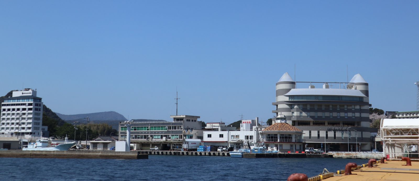 隠岐ビューポートホテル — 隠岐の島町・西郷港 · 西郷湾に面した港前の外観