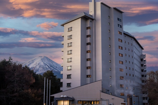 ホテルレジーナ河口湖 — 河口湖 · 全室富士山ビューの中規模リゾート、夕景に映える外観