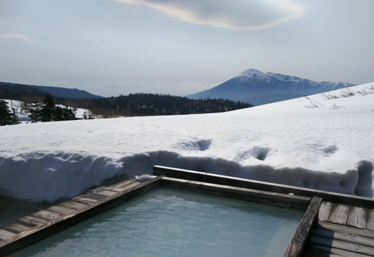 藤七温泉 彩雲荘 — 岩手・八幡平市 · 東北最高所 標高1,400m に建つ秘湯宿の露天風呂と稜線