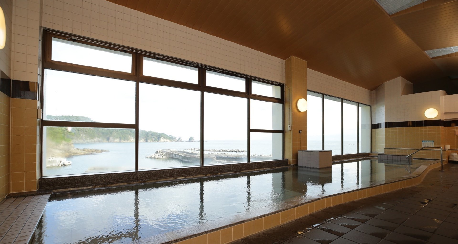 ホテル羅賀荘 — 田野畑村羅賀 · 北山崎の海を望む展望大浴場