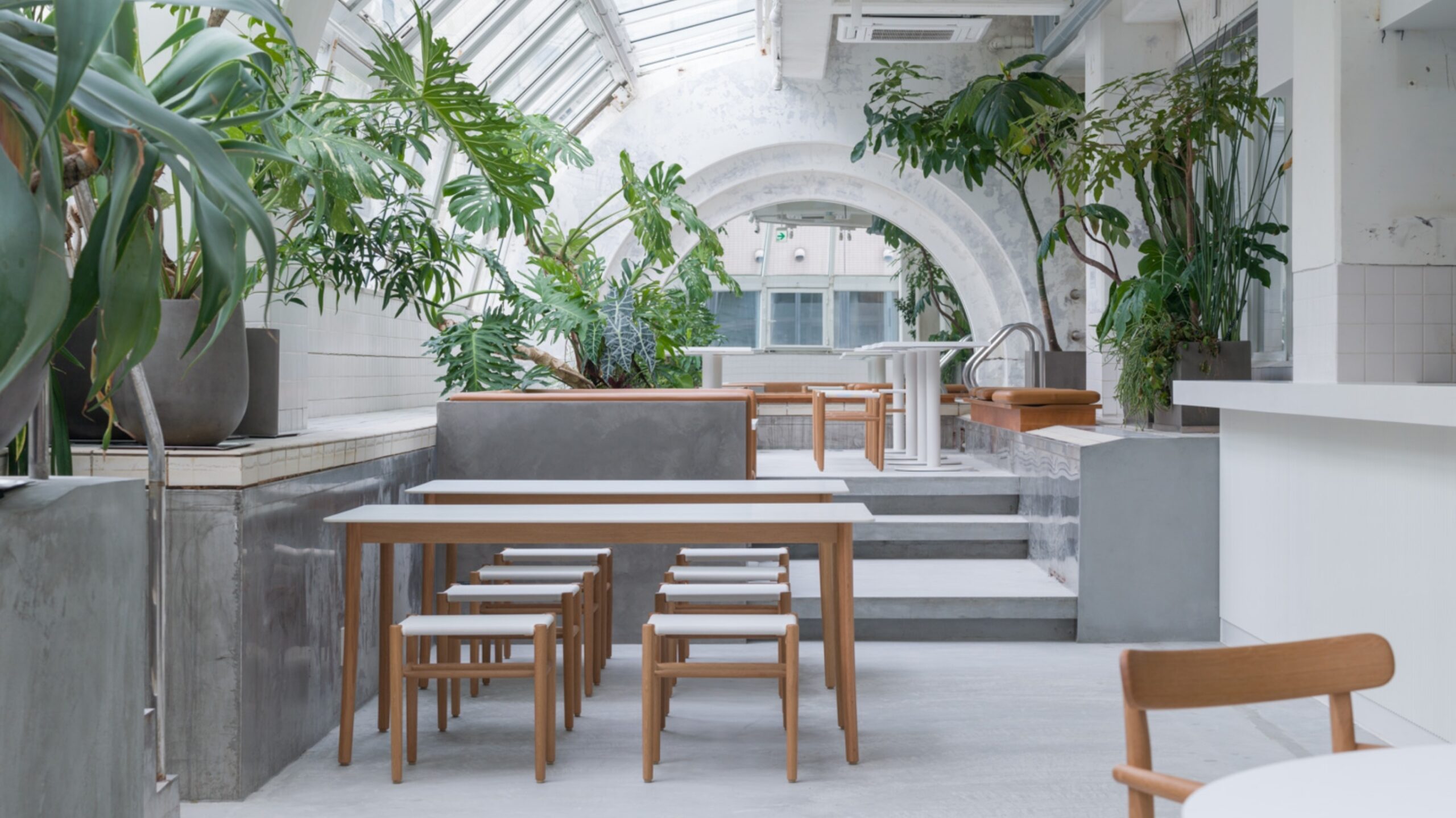 KIRO 広島 by THE SHARE HOTELS — 広島市中区八丁堀 · 瀬戸内をテーマにしたライフスタイルホテルの共用ラウンジ