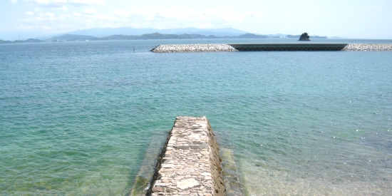 大三島 憩の家 — 大三島・宗方 · 旧宗方小学校を改装した海辺の宿から望む瀬戸内海と石積みの波止