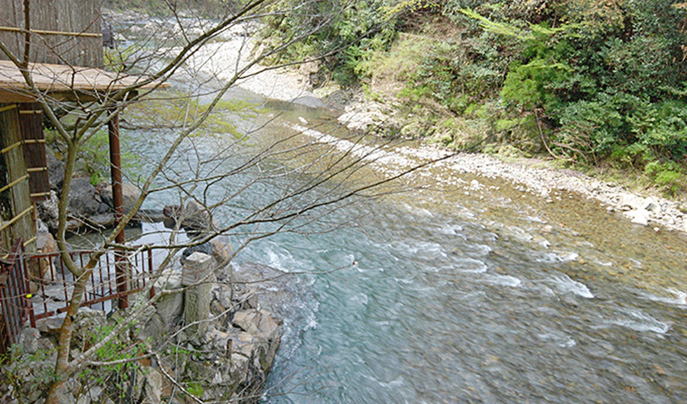 龍神温泉 下御殿 — 和歌山・田辺市龍神村 · 日高川渓谷に面した日本三美人の湯の露天風呂