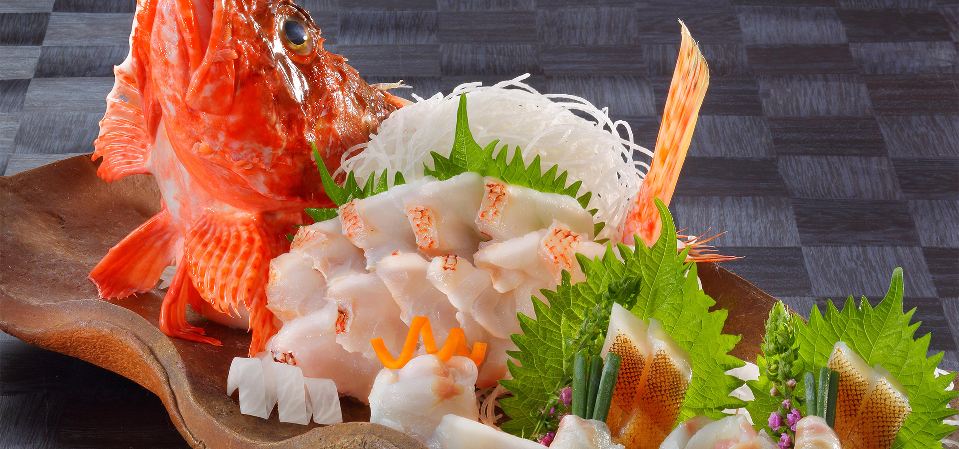 游水亭いさごや — 山形・湯野浜温泉 · 庄内米つや姫を朝食の主役に据える中規模旅館の料理場景
