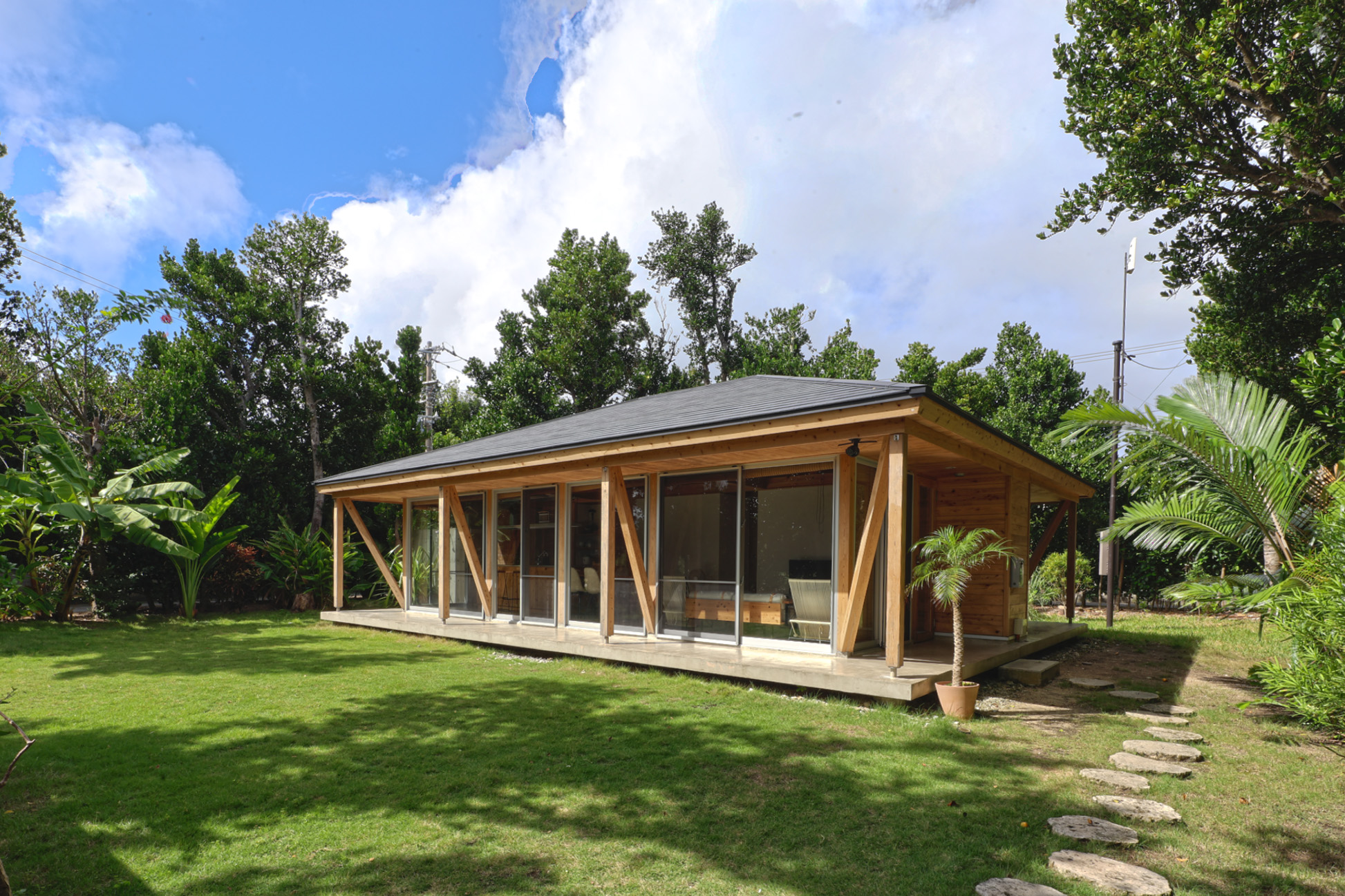 久米島SHINMINKA Villa — 沖縄県久米島町・ジャナド集落 · 琉球建築を継承した1棟貸切ヴィラの内観