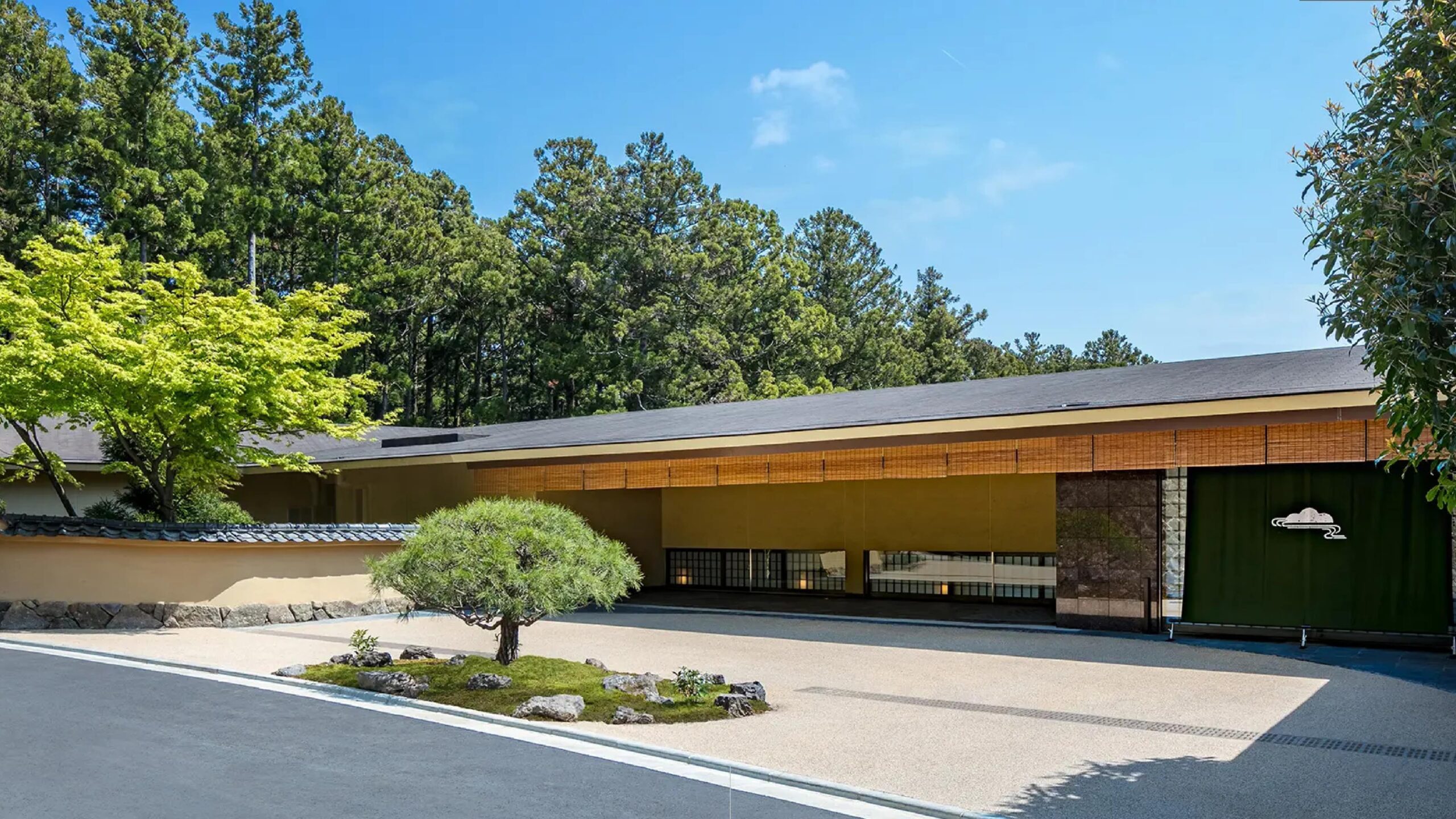 箱根・翠松園 — 神奈川・箱根強羅 · 全室温泉付きスイートの隠れ家旅館、登録有形文化財の本館
